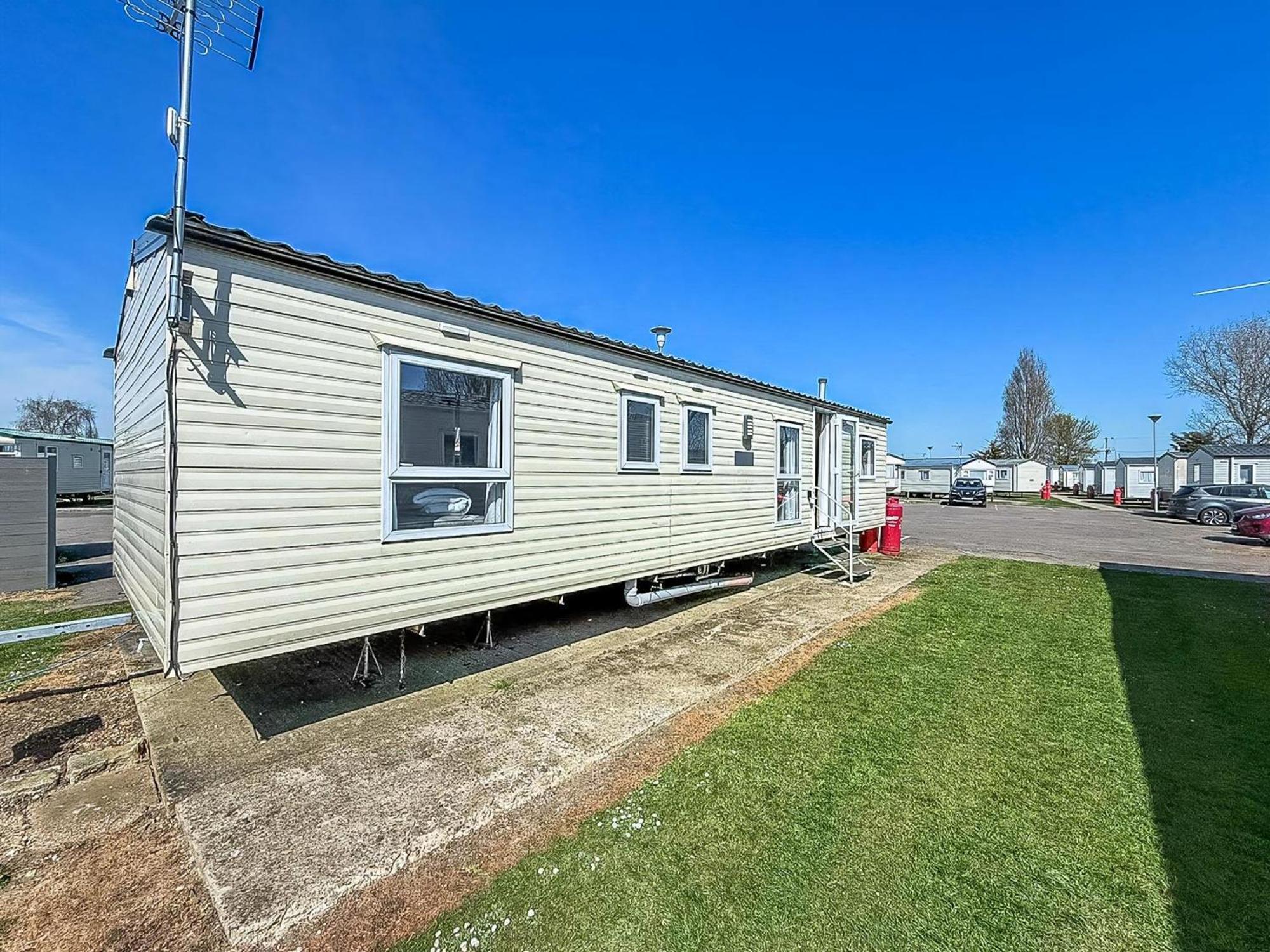 10 Berth Caravan For Hire At Seawick Holiday Park In Essex Ref 27102Sw Клактон-он-Сі Екстер'єр фото