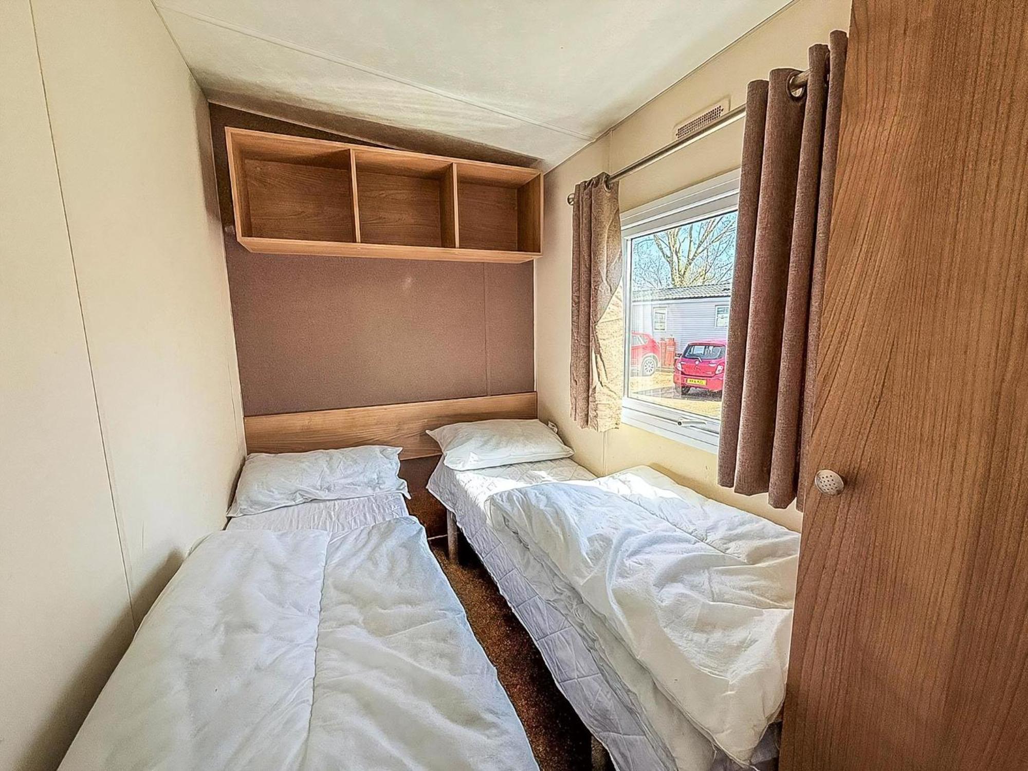 10 Berth Caravan For Hire At Seawick Holiday Park In Essex Ref 27102Sw Клактон-он-Сі Екстер'єр фото